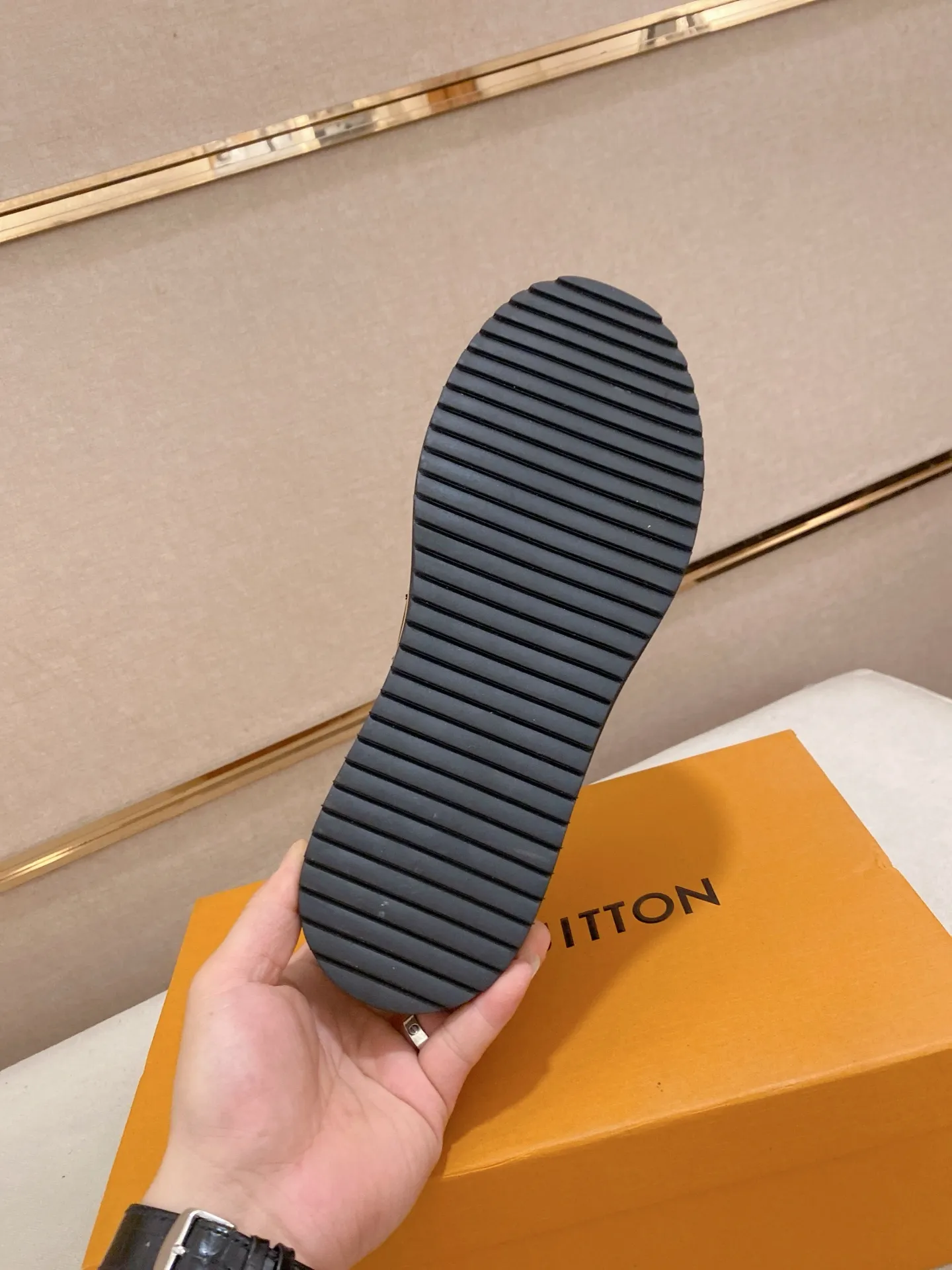 Men's shoes💰 420💰louis vuitton (Louis Vuitton/lv)🔍🔍The new counters are on sale at the same time. The uppers are imported from Italy. ⃣️Re-engraved🇮🇹💪💪, ⚠Sole: The original sole is specially provided by the original factory, the exclusive movable molded sole is super comfortable, ⚠Original and single goods 🔍high quality, you can enter and leave the counter at will, welcome to compare⚠. Code number: 38-44 (45/customized, non-refundable)